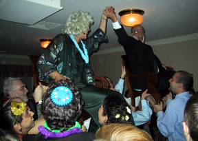 Naparsteks in chairs